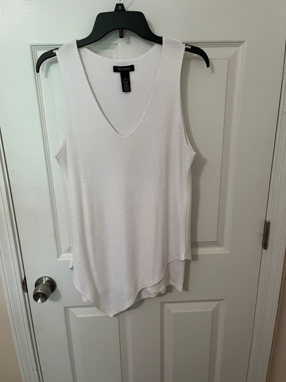 Vince Camuto White V-Neck Textured Sleeveless Tank